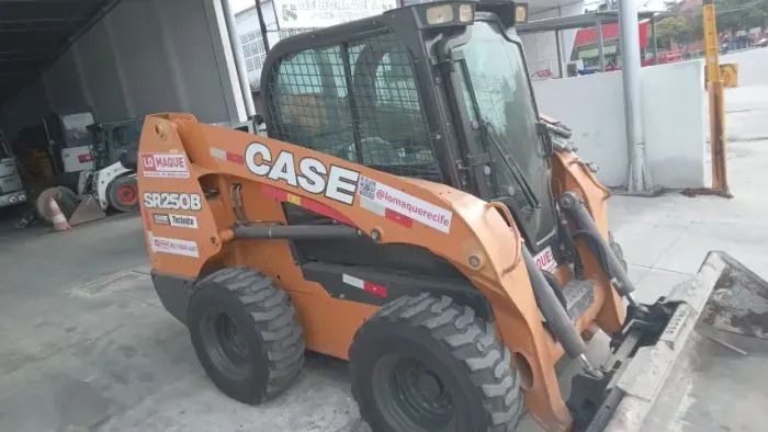 BOBCAT Mini carregadeira CASE SR250B