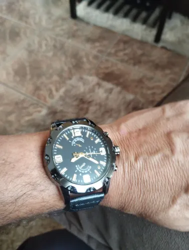 Relógio masculino,luxo e estiloso.Combina com qualquer roupa,do trabalho ao lazer.