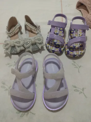 Conjunto de sandálias infantil.