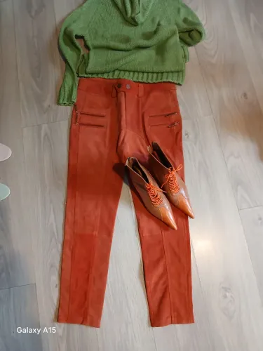 Calça lindissima legítimo couro Rosa Cha , cor abóbora tam 42