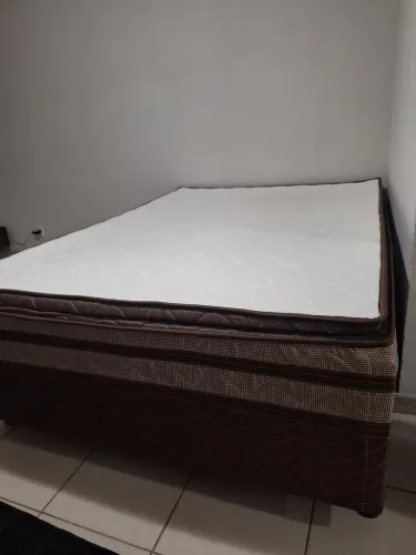 Cama box com colchão acoplado.