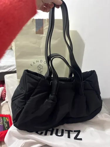 bolsa Schutz Shopping Grande Preta em nylon matelassê.