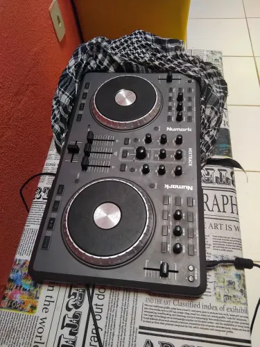 Vendo controladora numark mixtrack. 