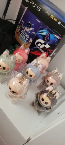 Labubu acompanha a capinha protetora