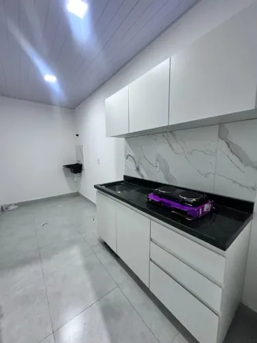 Excelente kitnet 18m² no Setor Alice Barbosa com armarios e fogão.