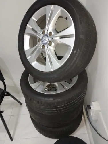 Rodas originais, aro 17, Mercedes Benz, com pneus ainda em uso. R$ 2.980,00