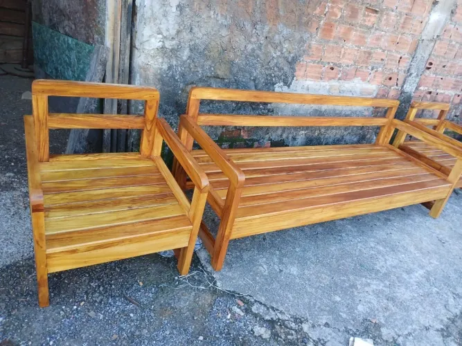 Conjunto de Sofá e 2 poltronas de madeira maciça