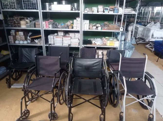 Cadeira de rodas( vende, troca e conserta) . * zap