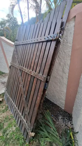 Vendo portão de madeira