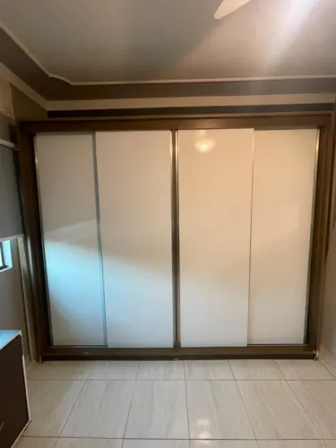 Guarda-Roupa de Casal Grande 4 Portas de Correr - Muito Conservado