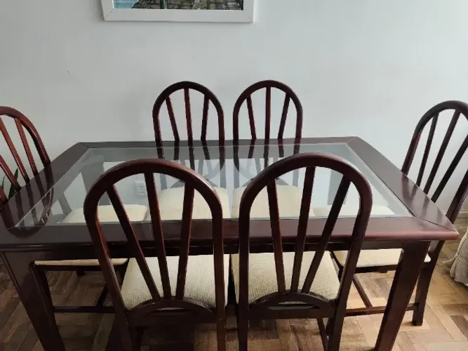 Mesa de Jantar, de madeira, tampo de vidro, com seis cadeiras, com pequenas avarias..