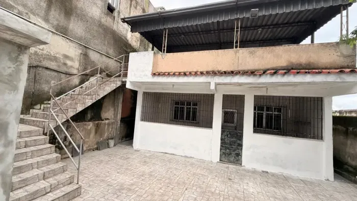 Casa linear e independente de fundos 2 Quartos, Amplo Quintal e Terraço Ac Carta