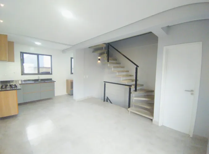 Linda casa triplex, no Marapé, com estrutura para instalação de piscina !
