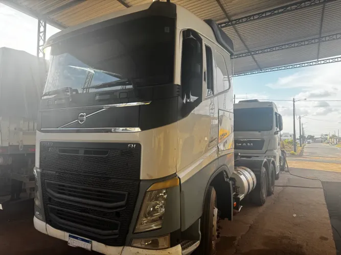 Caminhão volvo f540 2016 - 400 mil 