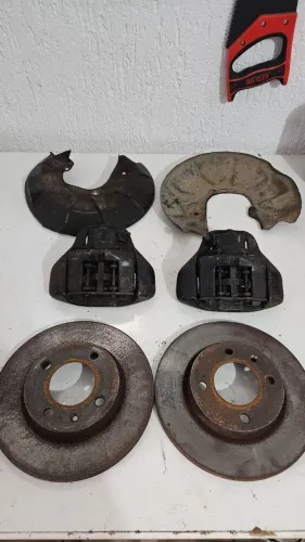 Par pinça de freio com pastilha + par de discos gol quadrado (usado)