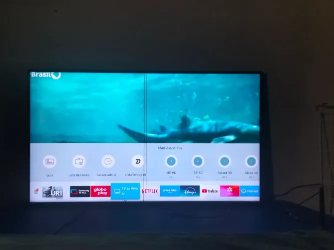 Vendo TV Samsung smart 50 polegadas funciona perfeitamente com duas linhas no meio