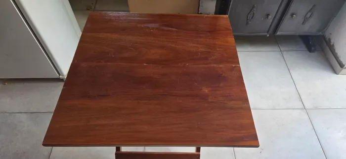 Mesa de madeira dobrável. 