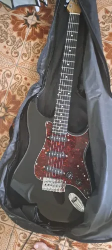 Guitarra Stratocaster Guiannini + Amplificador + Capa (Em perfeito estado)