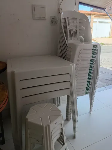 Conjunto mesas, cadeiras e bancos