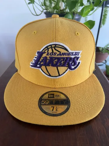 Boné New Era Los Angeles Lakers fechado de R$: 350,00 por R$: 100,00