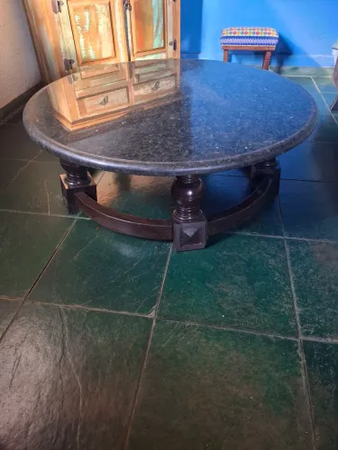 Mesa redonda de madeira maciça e tampo de granito 