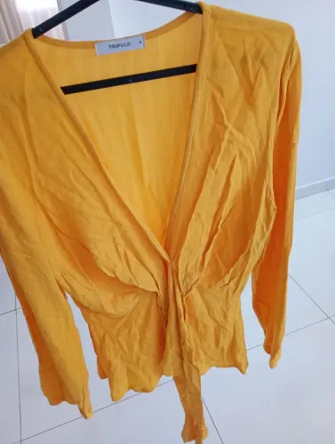 BLUSA AMARELA. VESTE P. 