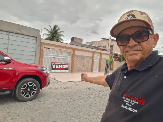 Belíssim casa de 4/4, sala, copa, cozinha, quintal com 5 vagas de garagem e varanda