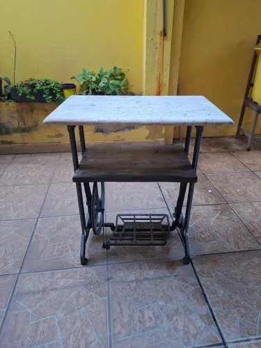 MESA MÁRMORE ESTRUTURA DE MÁQUINA DE COSTURA ANTIGA