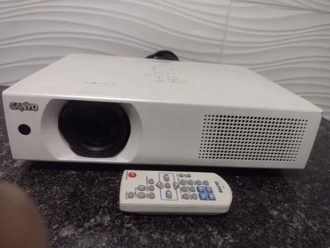 Projetor Sanyo multimídia alto brilho 4.500 lúmens precisa trocar lâmpada$380