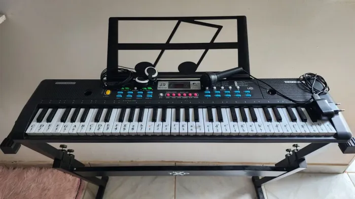 Teclado Musical infantil 61 Teclas Semi Novo + Suporte e Caixa