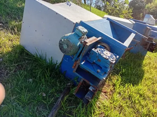 Vendo 4 caixas comedouro calha usadas com motor de 4 CV redutores e sobrecaixa bom estado 