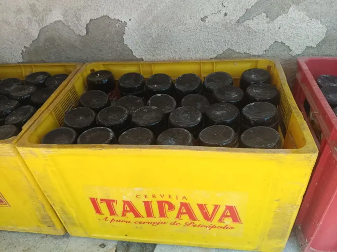Engradado de cerveja com casco