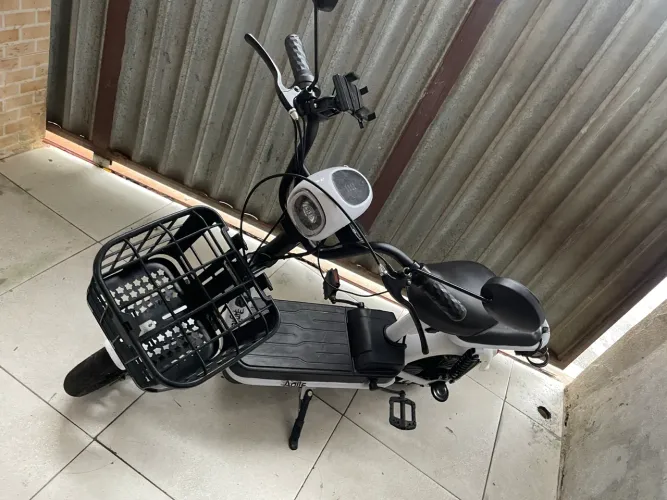Bicicleta elétrica branca 