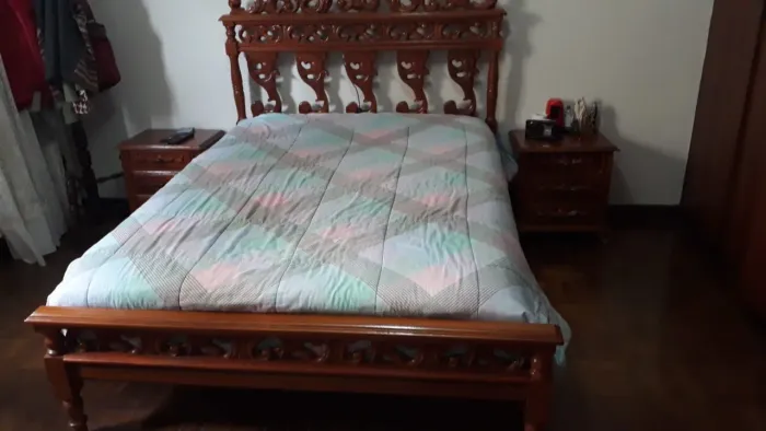  Cama de casal em madeira maciça