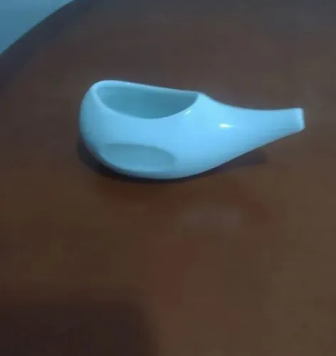Antigo irrigador nasal de porcelana conhecido por lota ou Jala