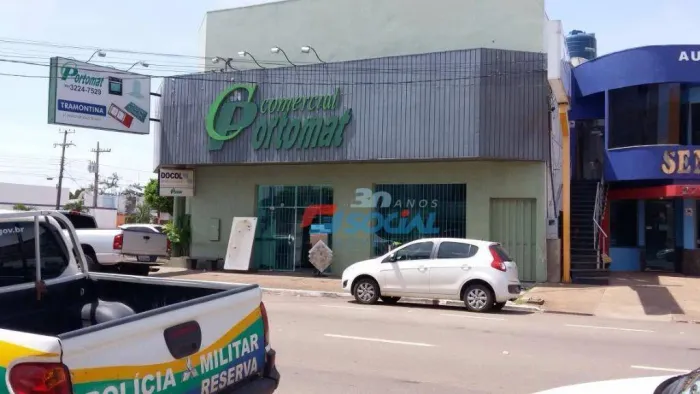 Ótima sala comercial para locação na parte superior do imóvel. Localizado na Av. Carlos Go