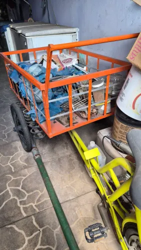 Bicicleta de carga com carrinho acoplado 