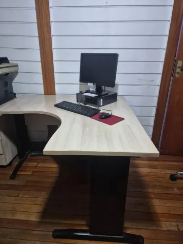 Mesa de escritório angular com pé metálico