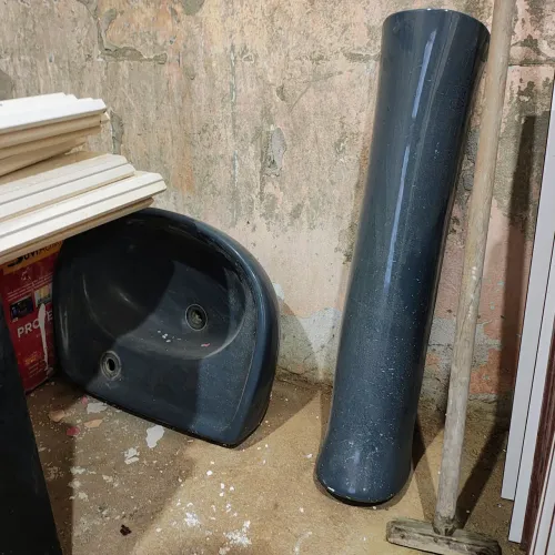 Vaso sanitário e pia antigos