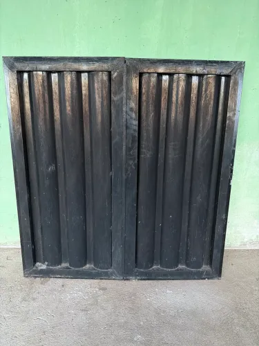Janela de ferro 2 folhas medindo 0,90 x 0,93