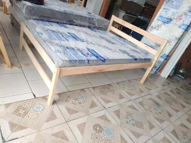 Cama de casal novas madeira maciça com colchão casal Gazin d-20