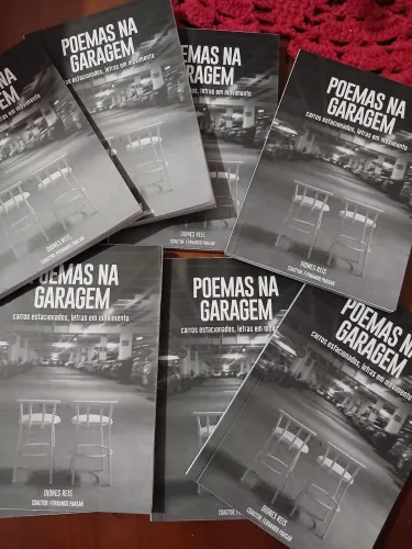 Livros poemas na garagem