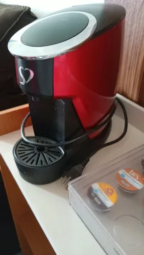 Cafeteira 3 corações já incluso porta cápsulas e algumas cápsulas. 