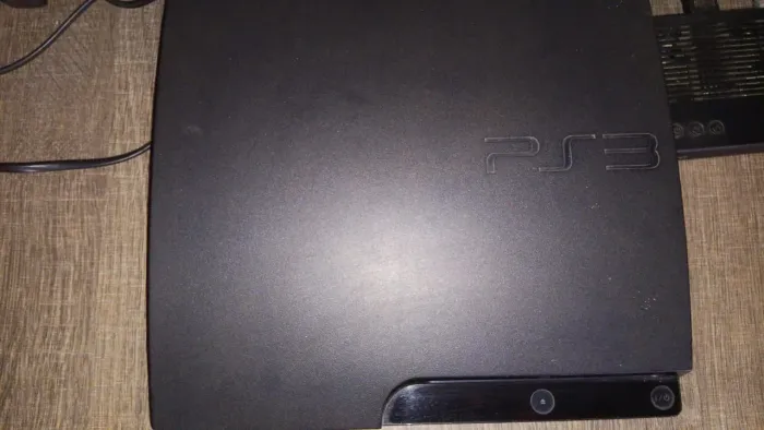 PS3 SLIM DESBLOQUEADO COM CONTROLE e CABOS 500G DE ARMAZENAMENTO 1400 JOGOS INTERNOS