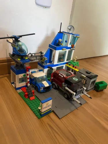 Lego delegacia mais caminhão de lixo