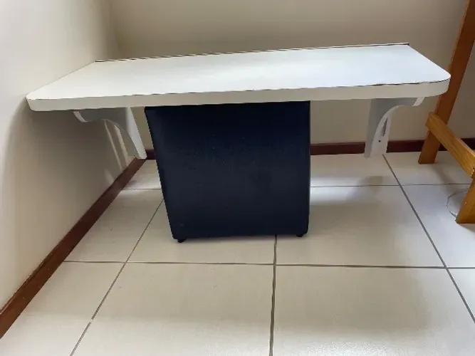 Mesa dobrável em fórmica e MDF (1,10x0,45m)