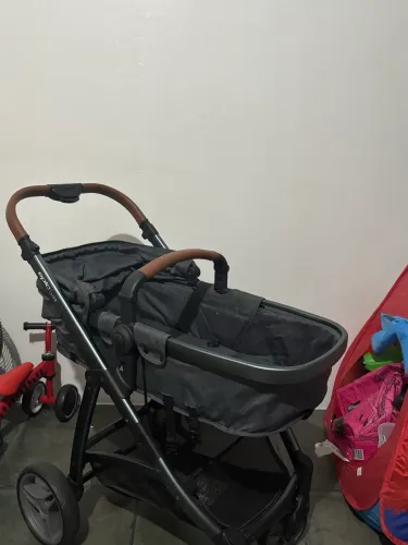 Vendo carrinho de bebê com bebê conforto e base