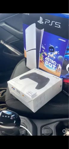 VENDO PS5 SLIM NA GARANTIA COM DOIS CONTROLES DUALSENSE, CAIXA E NOTA FISCAL.