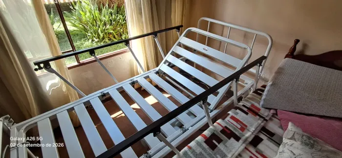 Cama Hospitalar Motorizada Elétrica semi nova com controle com elevação da cabeça e pernas