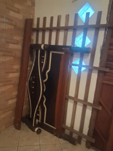Cama de casal de madeira